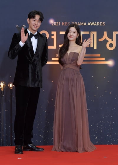 [TEN 포토] 남윤수-정채연 '설렘주의보 커플' (KBS 연기대상)
