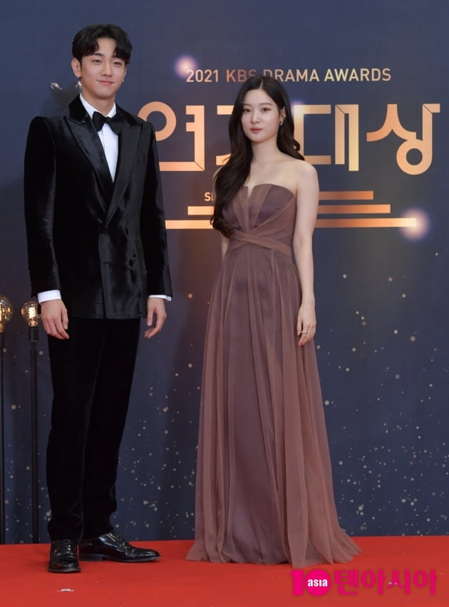 [TEN 포토] 남윤수-정채연 '수줍은 커플' (KBS 연기대상)