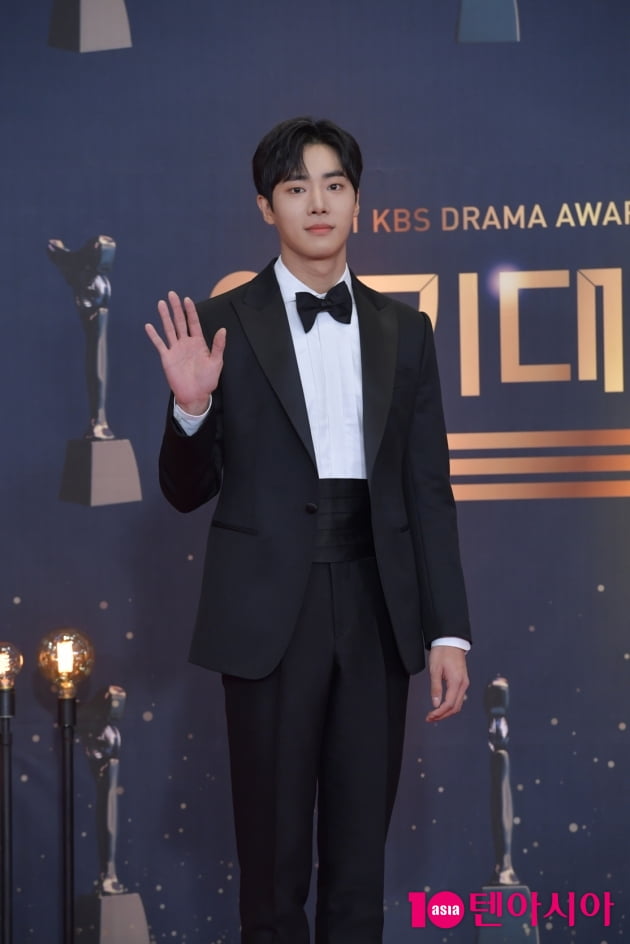 [TEN 포토] 추영우 '달달한 손인사' (KBS 연기대상)