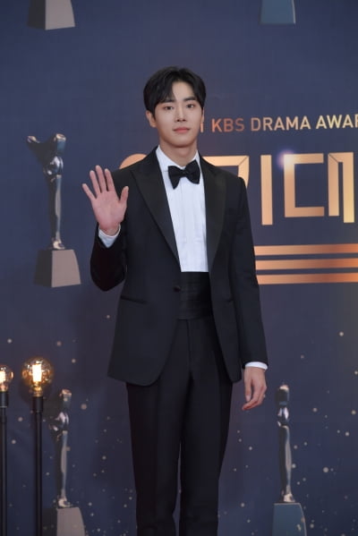 [TEN 포토] 추영우 '달달한 손인사' (KBS 연기대상)