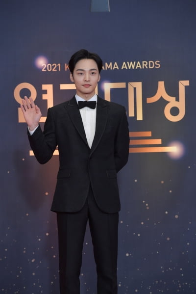 [TEN 포토] 김민재 '훈남의 인사' (KBS 연기대상)