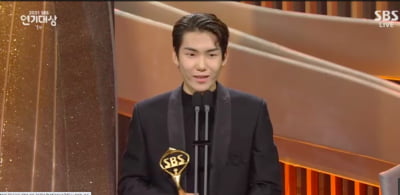 '라켓소년단' 탕준상, 청소년연기상 수상…"오늘이 10대의 마지막 날" [2021 SBS 연기대상]