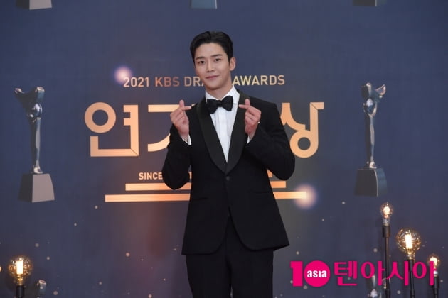 [TEN 포토] 로운 '댄디보이 하트' (KBS 연기대상)