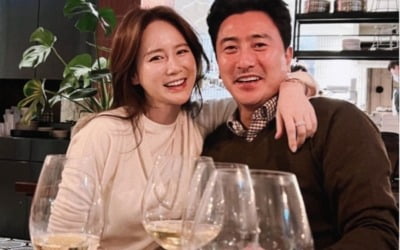 이혜원, ♥안정환 품에 안겨 와인 마시며 새해 맞이 "아이들이 찍어줘" [TEN★]