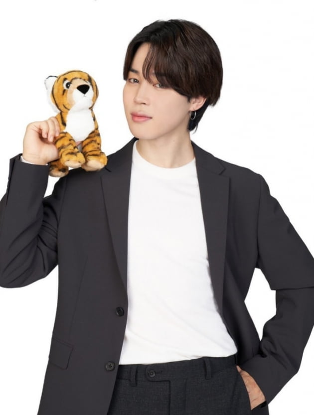 방탄소년단 지민, 호랑이 인형 들고 새해 인사…강추위 녹였다