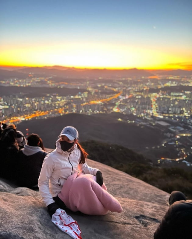 '사업가♥' 이시영, 1월 1일은 명품 대신 등산룩 입고 일출 감상 "새와 함께"[TEN★]