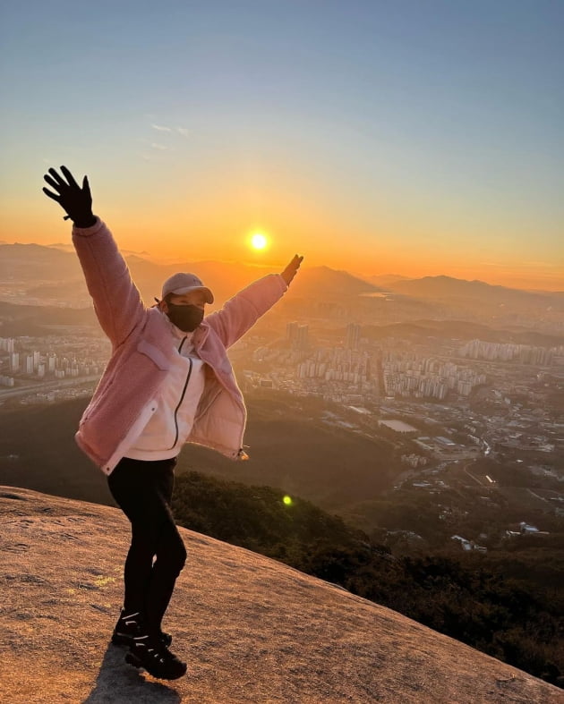'사업가♥' 이시영, 1월 1일은 명품 대신 등산룩 입고 일출 감상 "새와 함께"[TEN★]