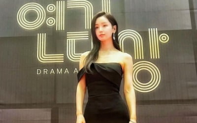 남규리, 연기대상을 연근상으로 만든 비주얼…고혹적 블랙드레스 자태 [TEN★]