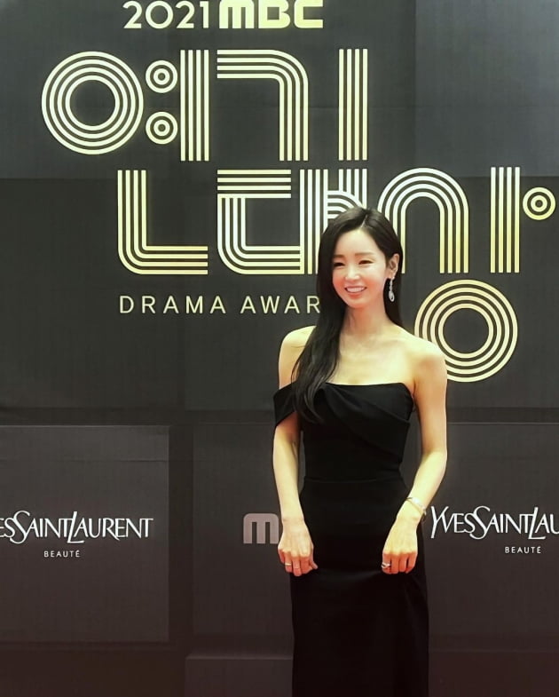 남규리, 연기대상을 연근상으로 만든 비주얼…고혹적 블랙드레스 자태 [TEN★]