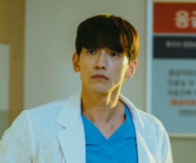 업계 탑 오른 정지훈, 풋풋한 과거 포착....180도 다르네('고스트닥터')
