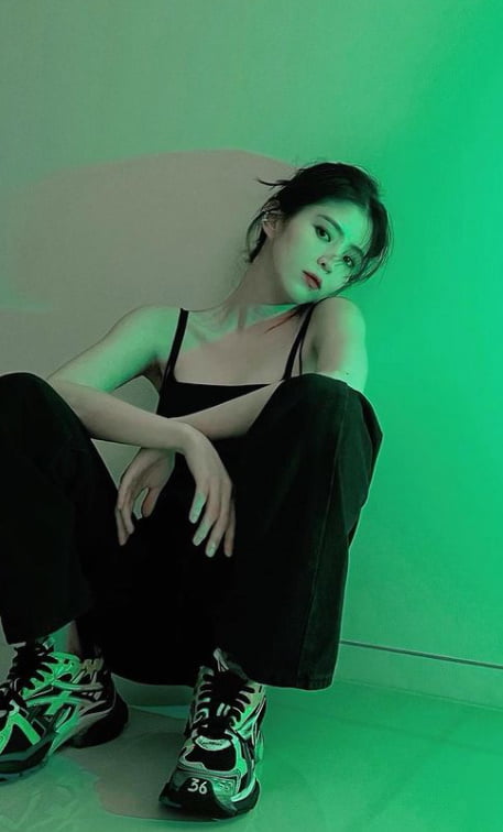 한소희, 표정부터 섹시하네…군살 제로 몸매 '시선 강탈' [TEN★]