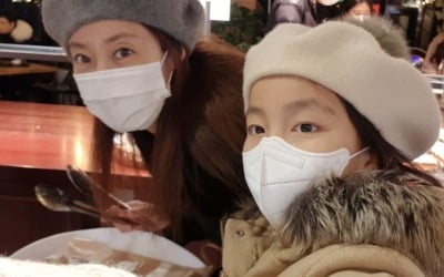 '싱글맘' 이지현, 판박이 딸과 새해 첫날 데이트 "맛있는 빵집·마트 쇼핑 행복" [TEN★]