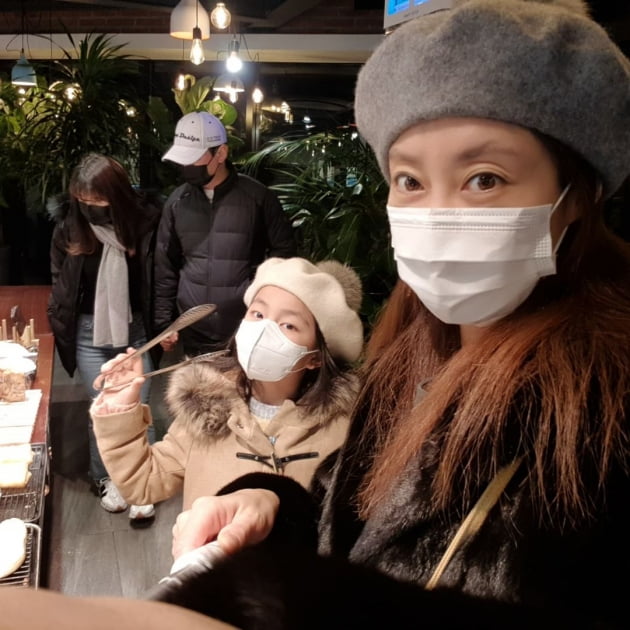 '싱글맘' 이지현, 판박이 딸과 새해 첫날 데이트 "맛있는 빵집·마트 쇼핑 행복" [TEN★]