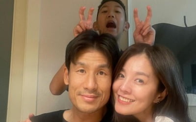 '결혼 14년차' 김성은, ♥정조국 보내주기 싫어 애교 폭발…볼 부비부비 [TEN★]