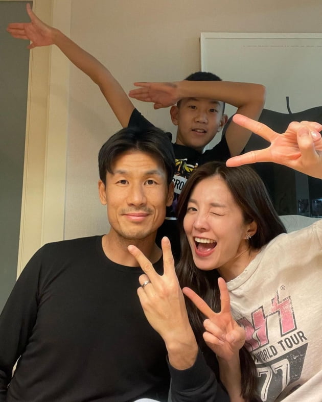 '결혼 14년차' 김성은, ♥정조국 보내주기 싫어 애교 폭발…볼 부비부비 [TEN★]