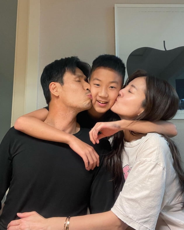 '결혼 14년차' 김성은, ♥정조국 보내주기 싫어 애교 폭발…볼 부비부비 [TEN★]