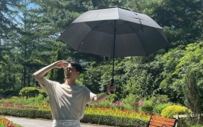 장기용, 송혜교만의 보디가드로 변신...햇빛 막아주는 듬직함[TEN★]