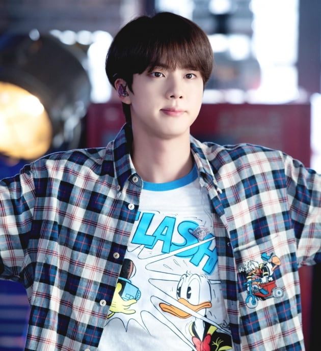 외교관도 푹 빠진 BTS 진의 '슈퍼 참치' 신드롬..주중 대사관도 '참치 참치'