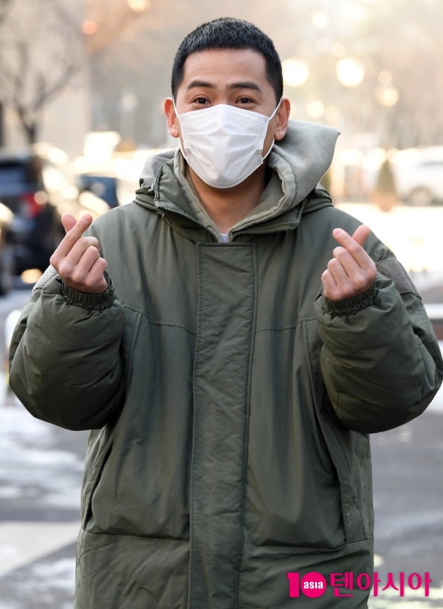 [TEN 포토] 김용진 '새해 첫 출근 하트뿌려요'