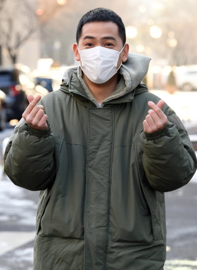 [TEN 포토] 김용진 '새해 첫 출근 하트뿌려요'