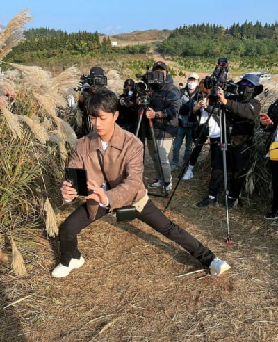 윤두준, 자세부터 남달라..."22년 첫 월요일 따뜻하고 건강하게"[TEN★]
