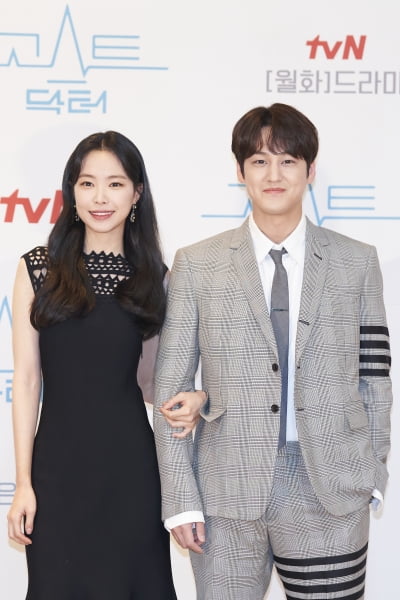 '고스트 닥터' 손나은, "김범과 캐미 점수 100점…스태프 얼굴 빨개질 정도"