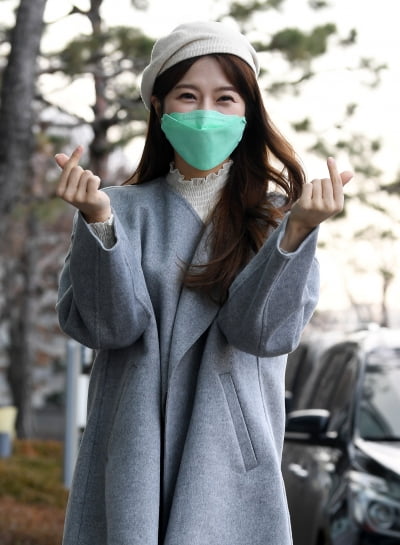 [TEN 포토] 양지은 '새해 첫 출근 하트드려요'