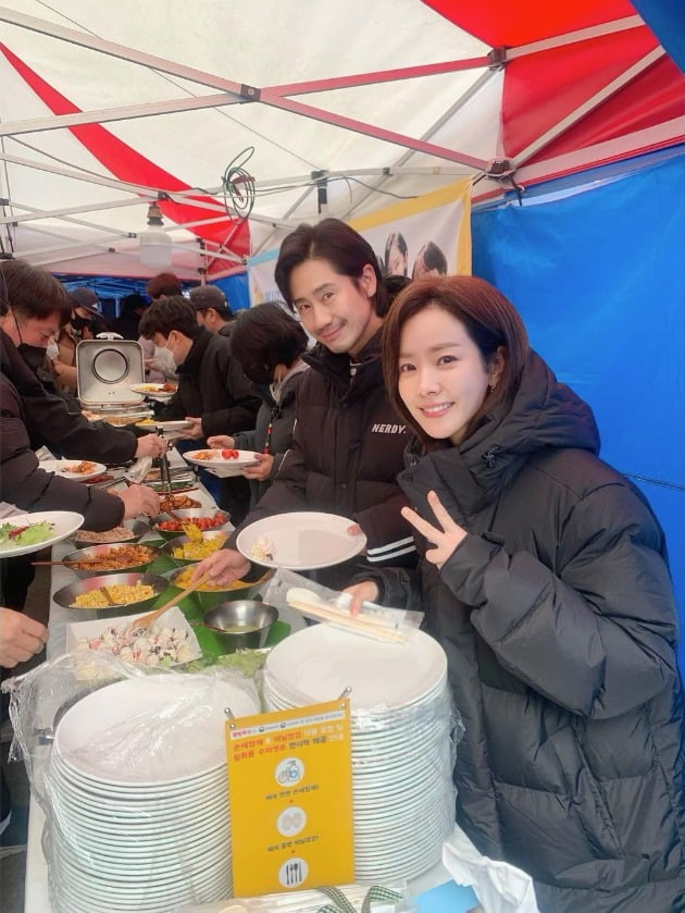 한지민, 이지아·추자현·한효주 밥차 선물에 '손하트'…"따뜻한 선물"[TEN★]