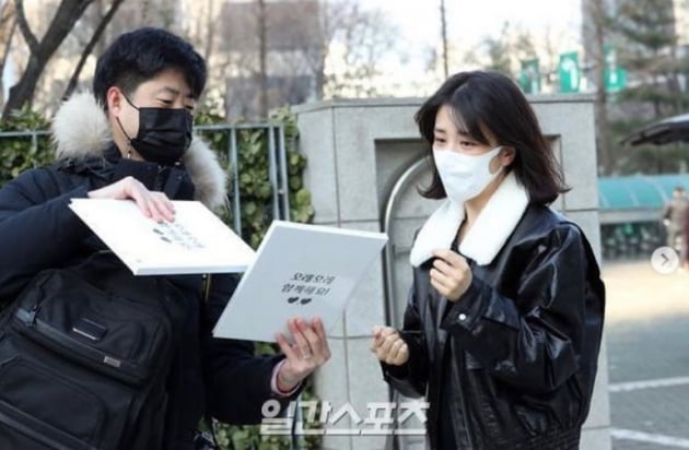 박하선, DJ 1주년 기념 포토북 선물받음...아침부터 울뻔 너무 감동[TEN★]