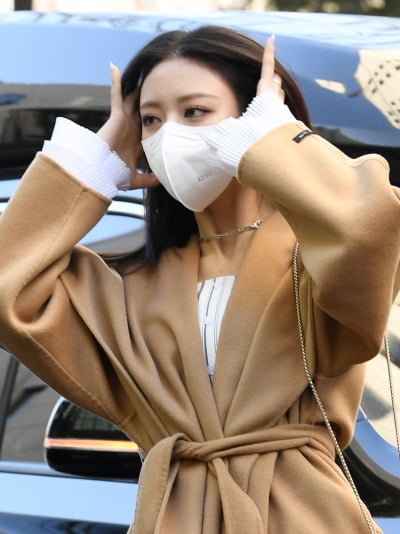 [TEN 포토] 있지 유나 '햇빛에 더해진 이쁨'