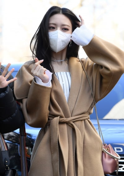 [TEN 포토] 있지 유나 '섹시한 하트'