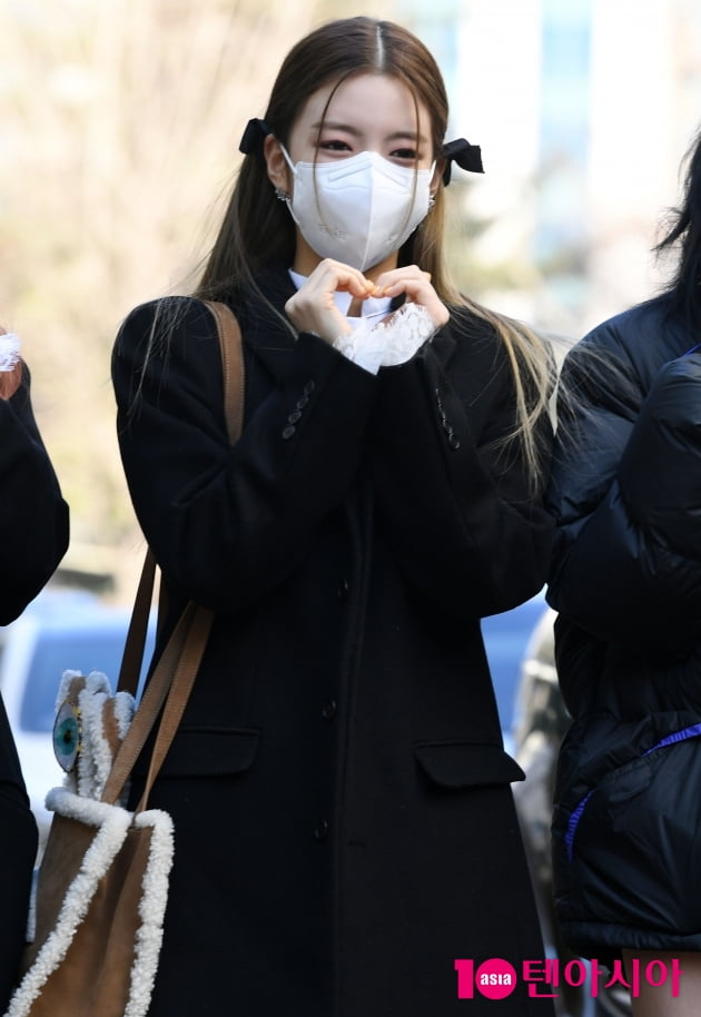 [TEN 포토] 있지 리아 '앙증맞은 하트'