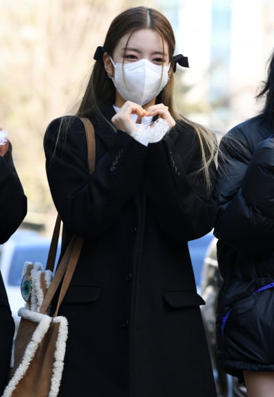 [TEN 포토] 있지 리아 '앙증맞은 하트'