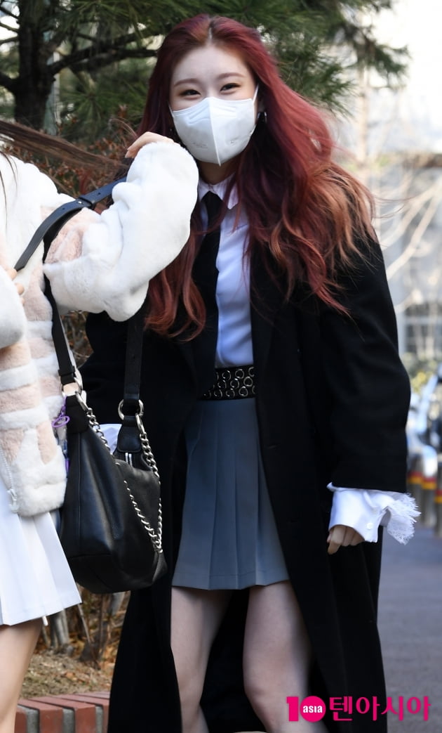 [TEN 포토] 있지 채령 '롱코트 사이 초미니'