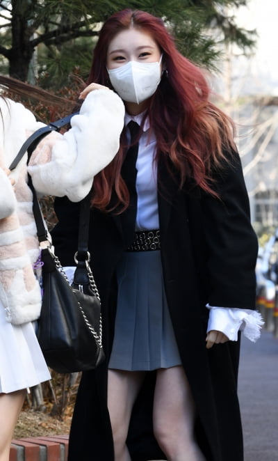 [TEN 포토] 있지 채령 '롱코트 사이 초미니'