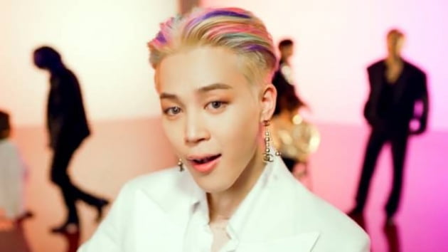 방탄소년단 지민, 레인보우 헤어 '2021년 BTS 최고의 패션'印매체 선정