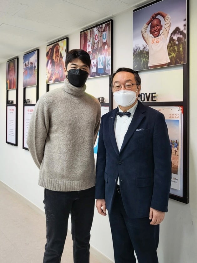 축구선수 기성용(왼쪽)/ 사진=월드비전 제공