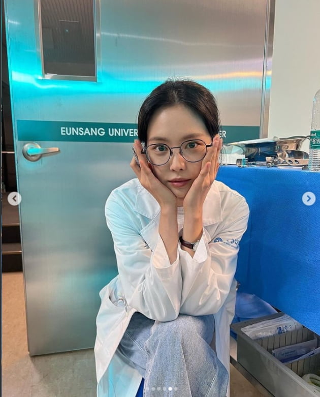 손나은, 핸드폰으로 가려지는 소두...안경으로 지적인 미모 업[TEN★]
