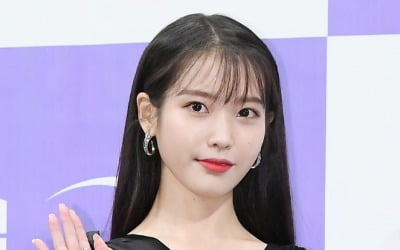[종합] 아이유 측, 팬 차별 논란 사과 "외주 맡긴 작가의 독단적 행동"