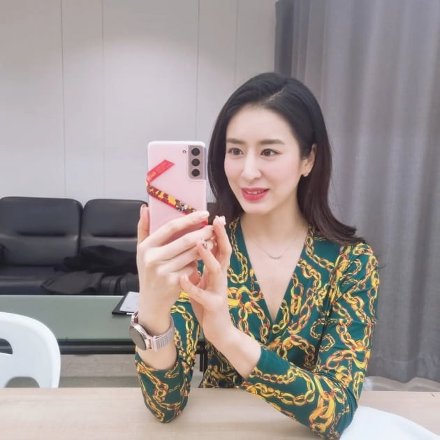 '주진모♥' 민혜연, 체인 휘감고 우아美…쏟아지는 졸음 부여잡고 셀카 [TEN★]