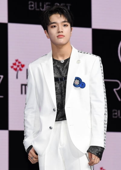 [TEN 포토] 트렌드지 예찬 '재간둥이 막내'
