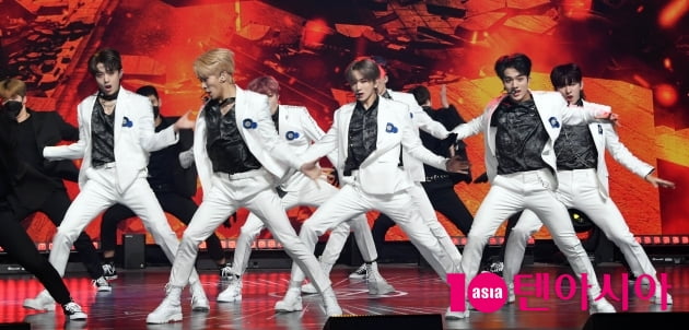 [TEN 포토] 트렌드지 '강력한 퍼포먼스'