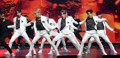 [TEN 포토] 트렌드지 '강력한 퍼포먼스'