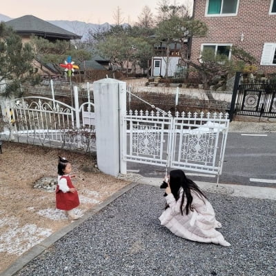 '김수미 며느리' 서효림, 딸 조이도 놀랐다...격한 볼 뽀뽀 세례 [TEN★]