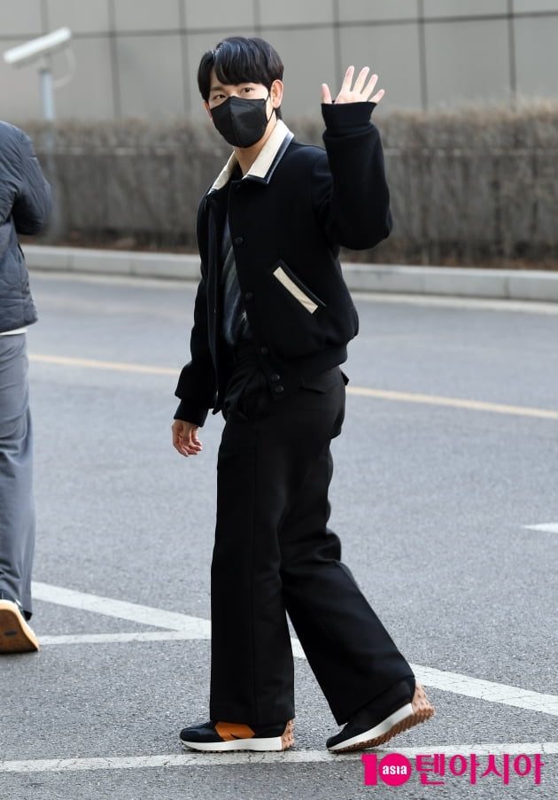 [TEN 포토] 임시완 '뒤돌아보면 심쿵'