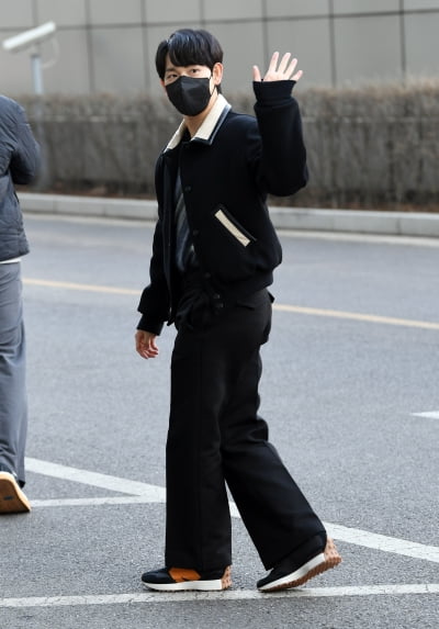 [TEN 포토] 임시완 '뒤돌아보면 심쿵'