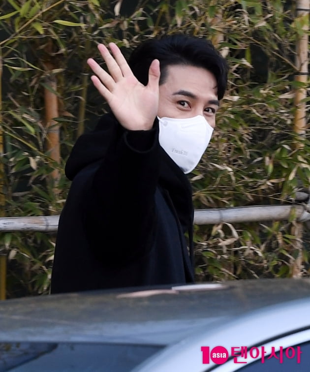 [TEN 포토] 장민호 '뒤돌아보면 심쿵'