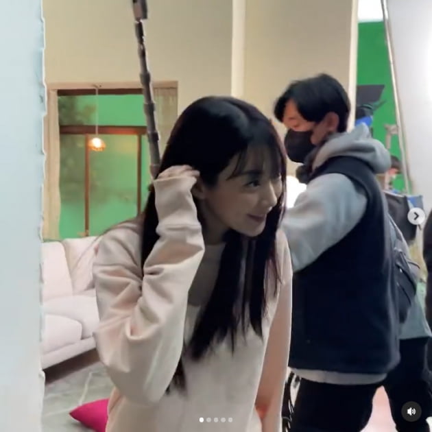 '김우빈♥' 신민아, 사랑스러운 줄 알았지만 또 봐도 사랑스러워…뒤돌아보니 '심쿵' [TEN★]