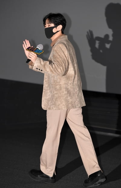 [TEN 포토] 진영 '그림자 마저 멋짐'