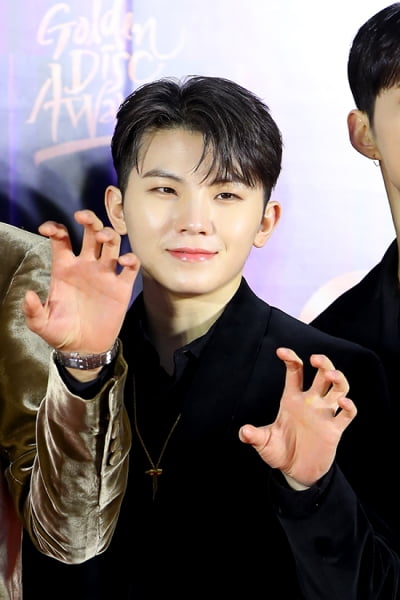 [TEN 포토] 세븐틴 우지 '훈훈해'